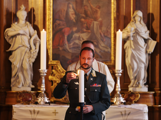 Kronprins Haakon tenner Forsvarets minnelys under minnegudstjenesten i Akershus slottskirke. Foto: Torbjørn Kjosvold / Forsvaret